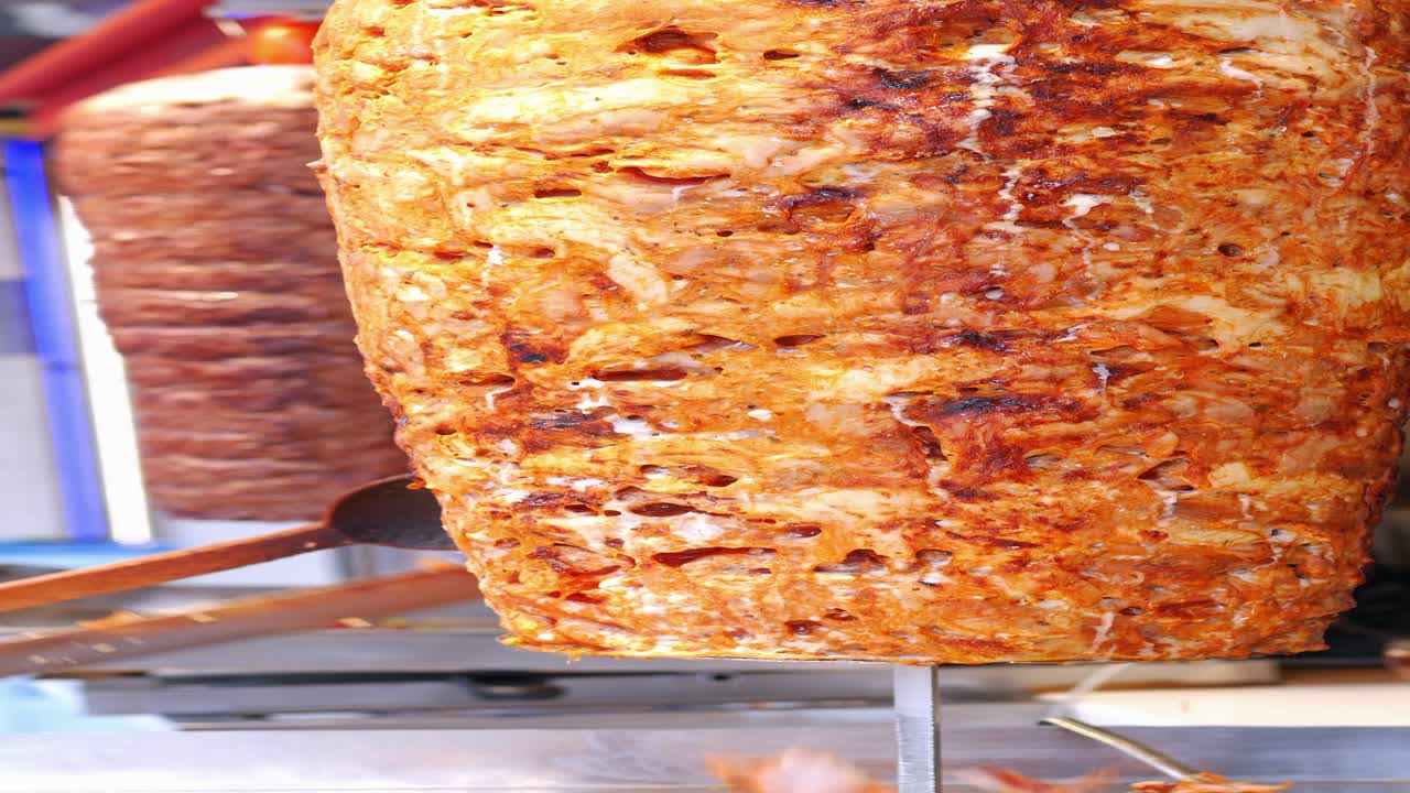 Primo piano di un Doner Kebab che ruota su uno spiedo