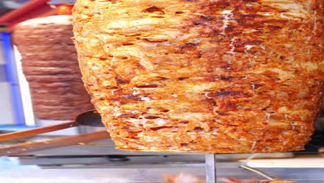 cerca de un kebab doner girando en un escupido