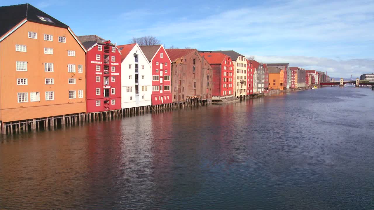 노르웨이 트론헤임 해안가에 늘어선 다채로운 목조 건물 5