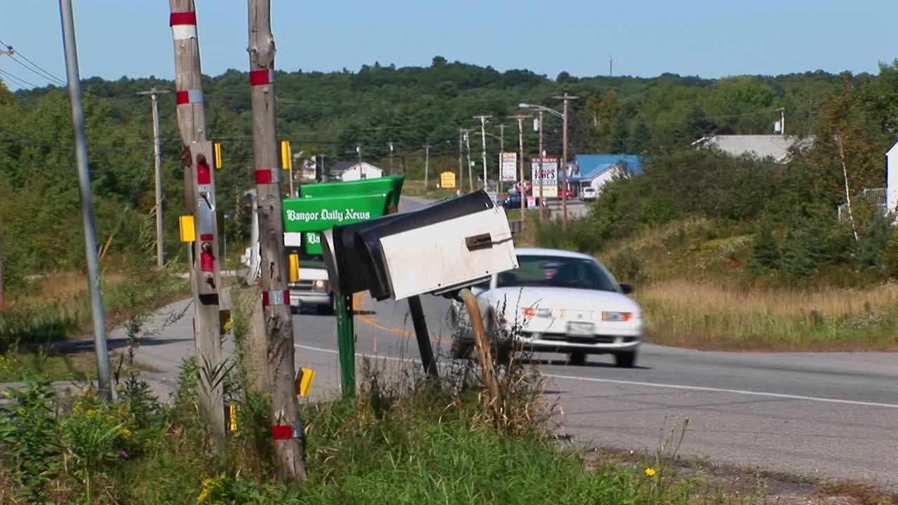 우체통은 나무 투표소에 의해 하늘로 몇 피트 높이 올라갑니다.