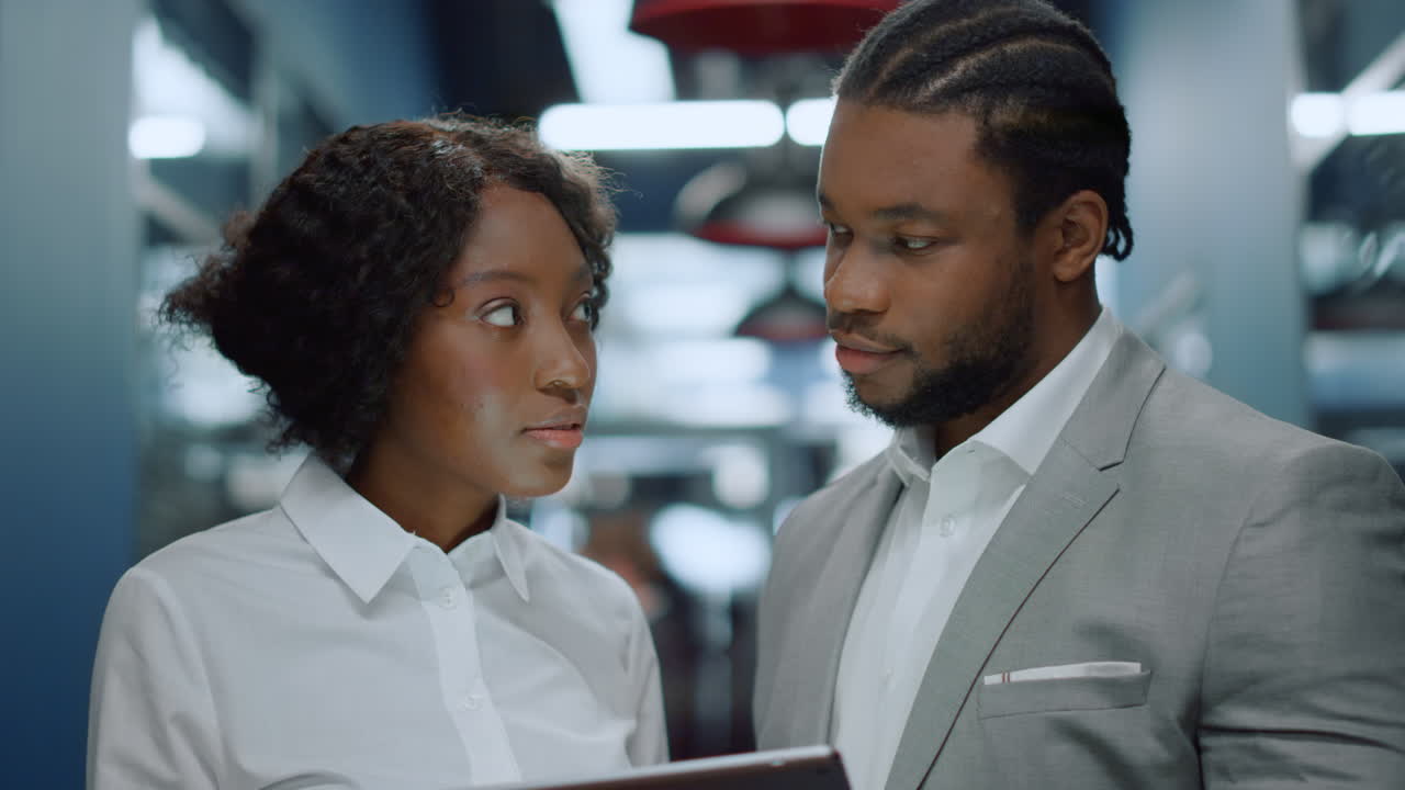 una pareja de negocios discutiendo.