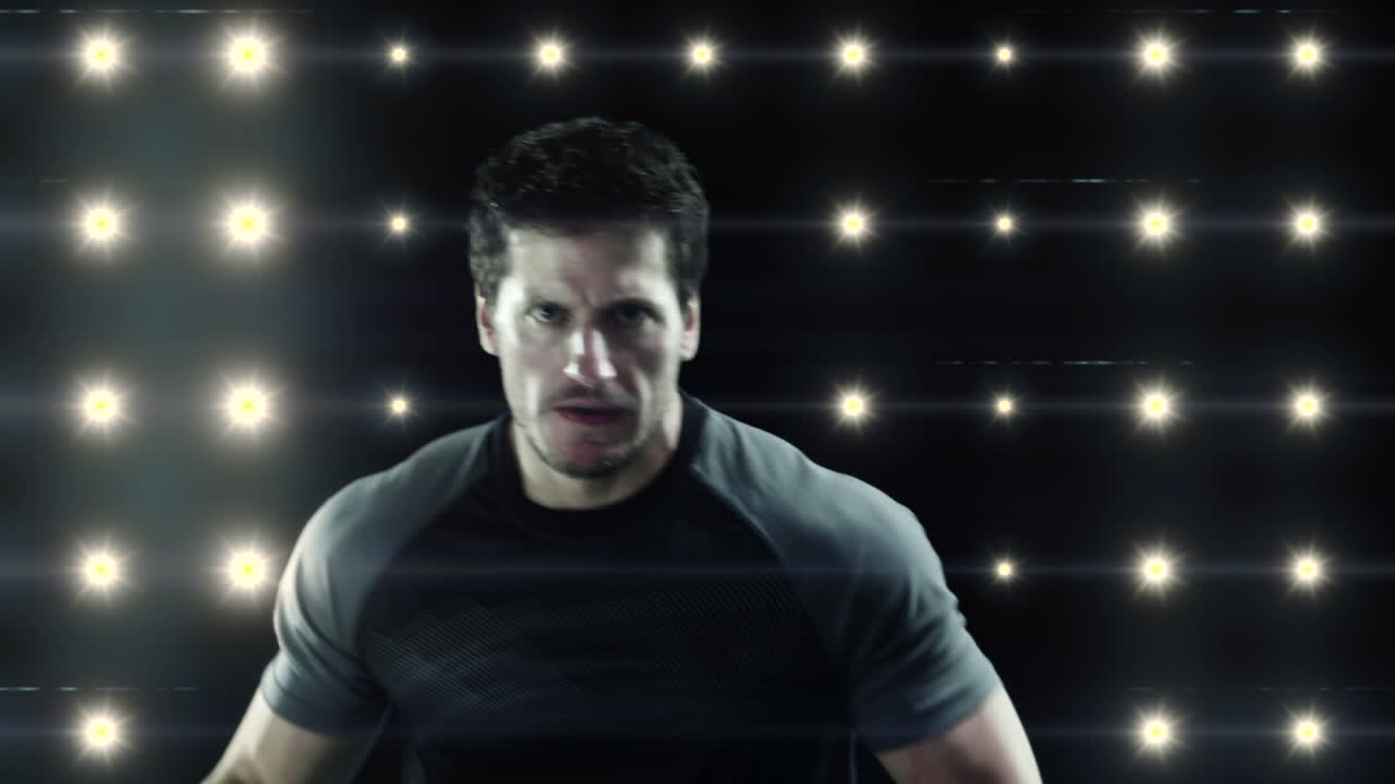 심각한 럭비 선수가 카메라를 위협합니다.