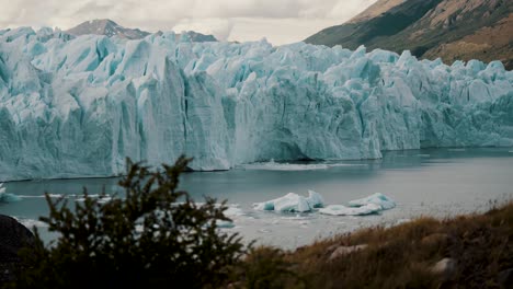 Pintoresco-Glaciar-Perito-Moreno-En-La-Patagonia,-Argentina---Plano-Amplio