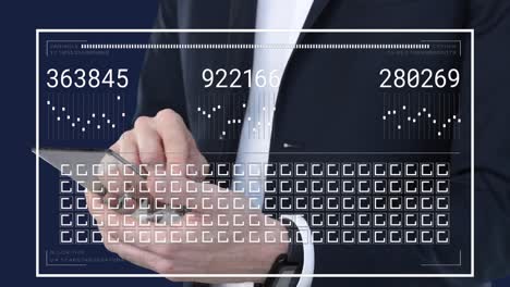 animación de la interfaz con procesamiento de datos sobre la sección media del empresario que utiliza un teléfono inteligente de vidrio