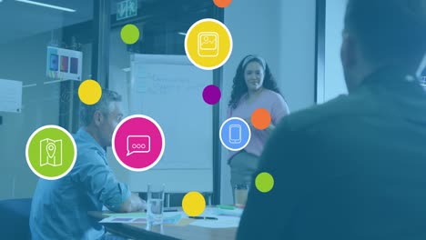 animación de iconos de redes sociales sobre diversas personas de negocios que se reúnen en la oficina