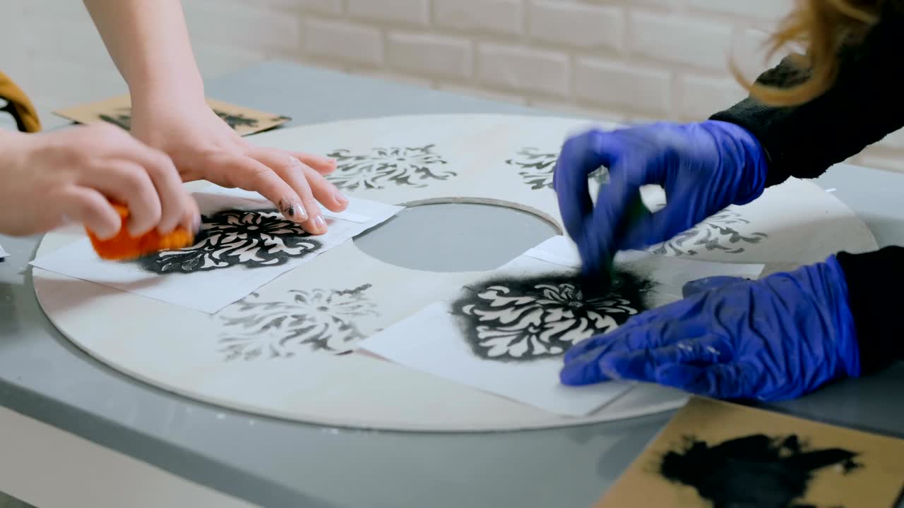 나무 원을 그리는 여성 손