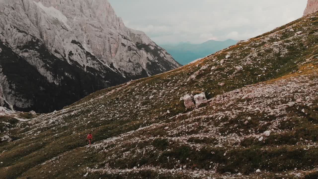 una persona haciendo senderismo en una montaña en los dolomitas de italia
