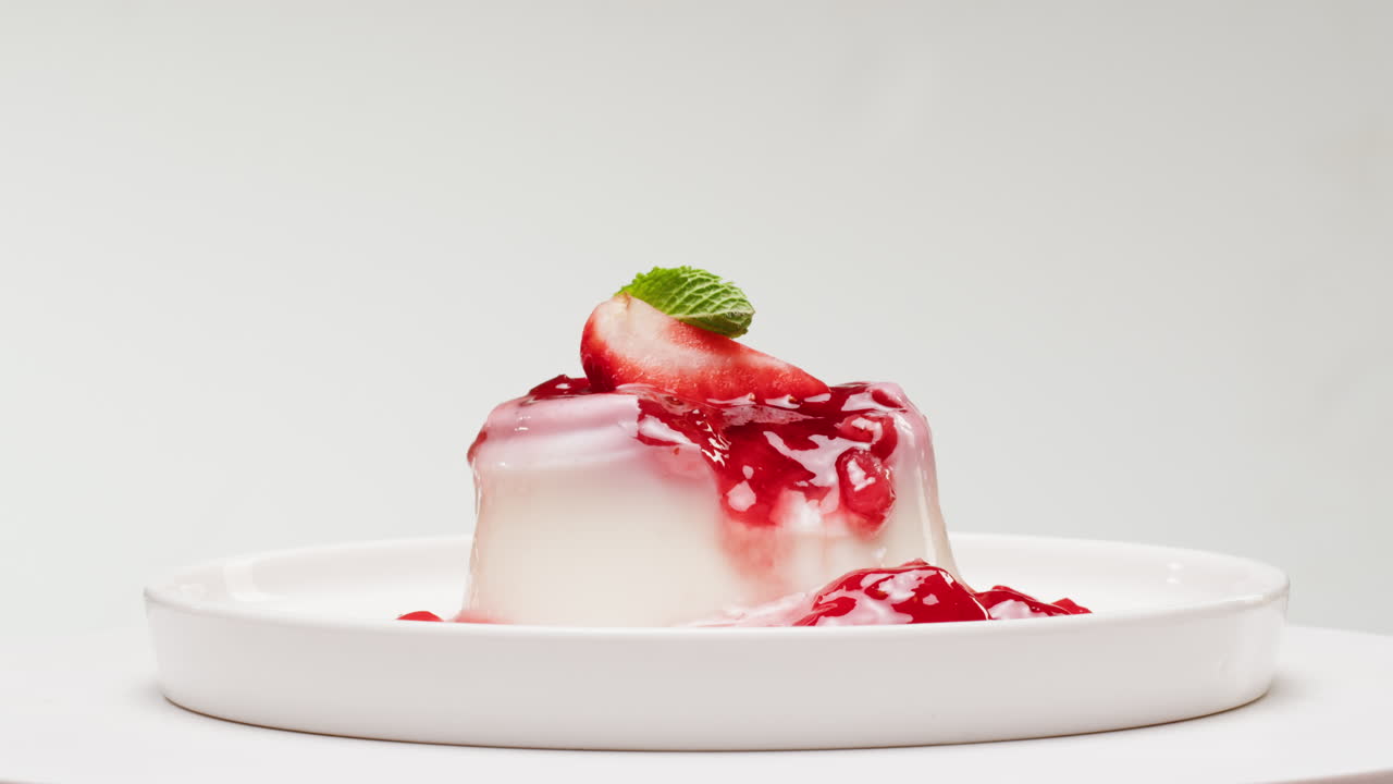 딸기 소스를 곁들인 판나 코타