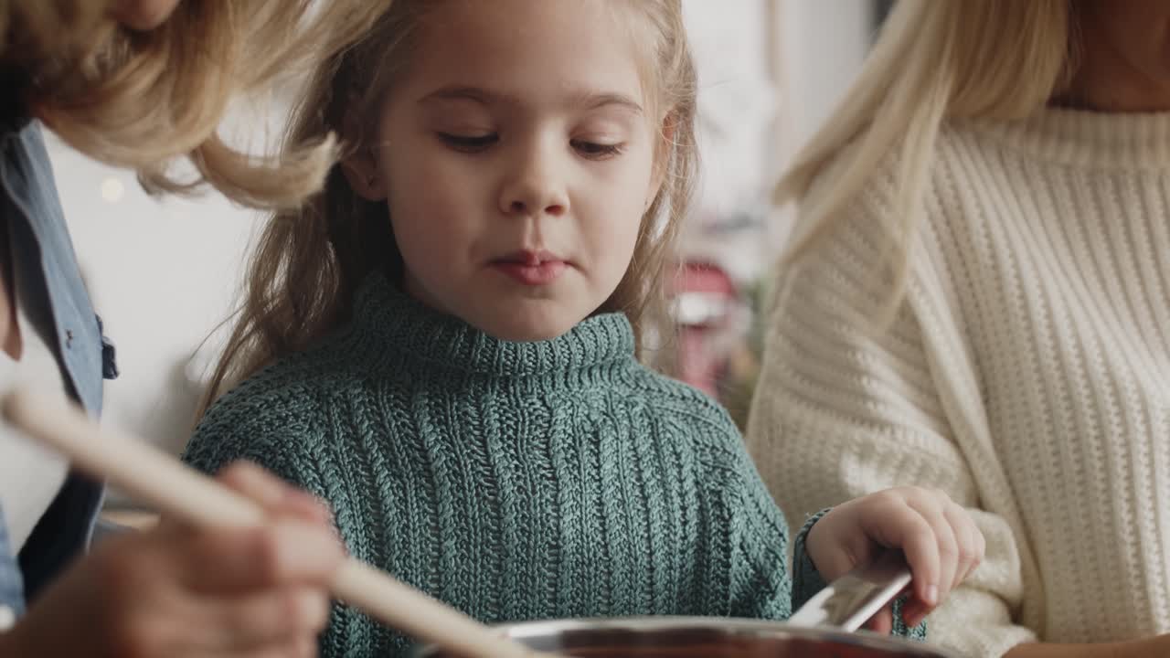 부 ⁇ 에서 요리하는 귀여운 소녀의 클로즈업 비디오