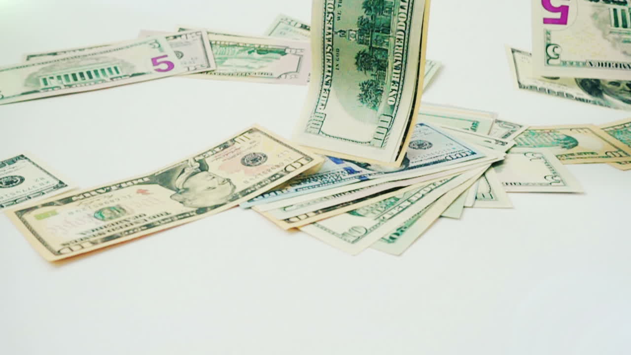 Banconote di dollari in caduta. Al rallentatore. Riprese di denaro.