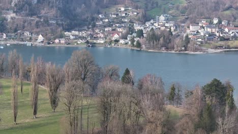 Ruhiger-See-Walen-Wesen,-Swiss-Vista---Luftaufnahme