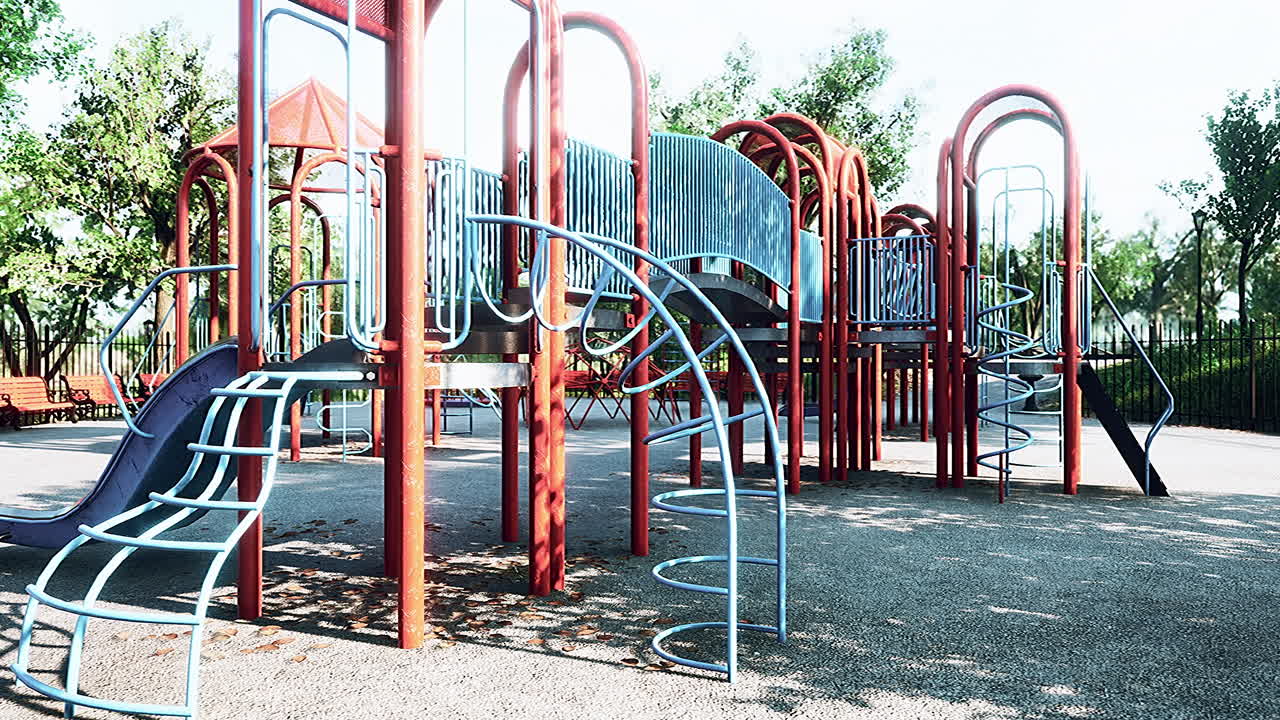 пустые качели на летней детской игровой площадке