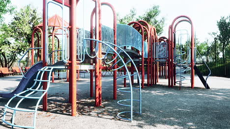columpios vacíos en el patio de recreo de verano para niños