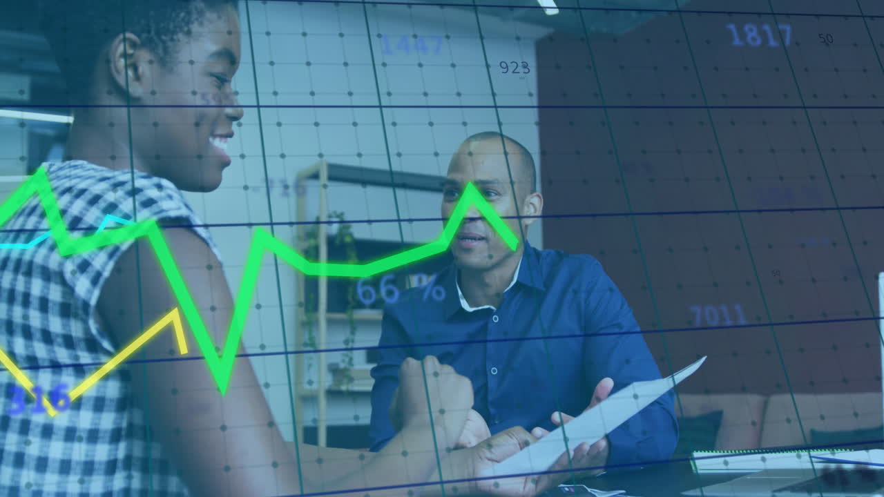 Diverse Kollegen diskutieren Dokumente bei einem Geschäftstreffen mit Finanzgrafik-Overlay.