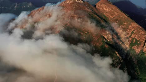 Un-Video-De-Lapso-De-Tiempo-De-Nubes-Que-Se-Mueven-Lentamente-A-Lo-Largo-De-La-Cresta-Del-Pico-Lantau-En-La-Isla-De-Lantau,-La-Isla-Más-Grande-De-Hong-Kong