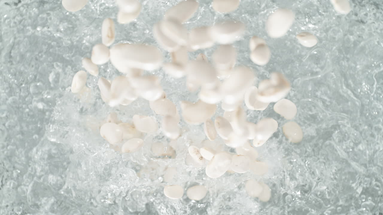 콩 이 는 물 의 비 에 떨어지면서 느린 동작 으로 스플래시 를 일으킨다