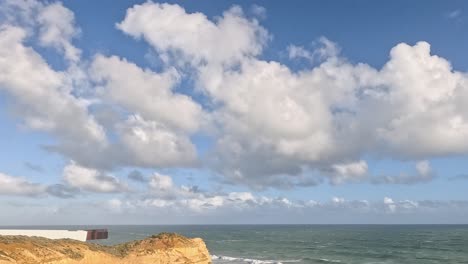 nubes sobre el océano y acantilados en port campbell