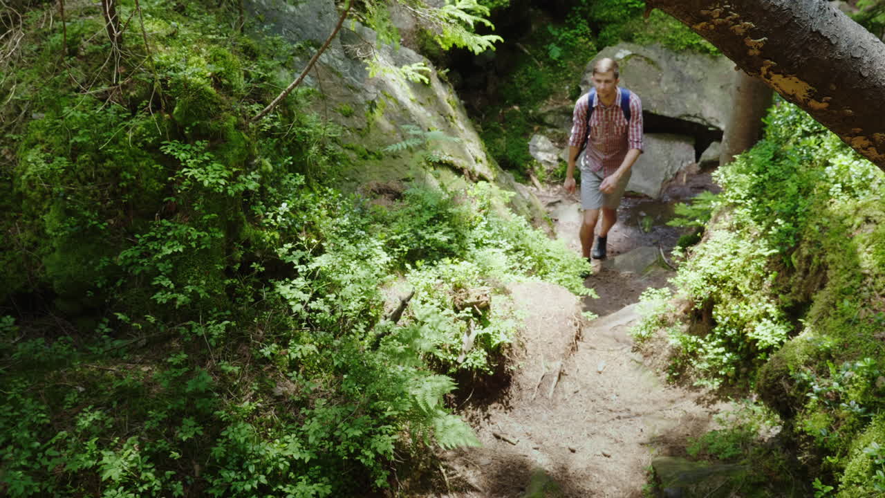 jóvenes en una caminata caminan por un estrecho sendero de montaña