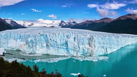 glaciar perito moreno con cielo y agua animados