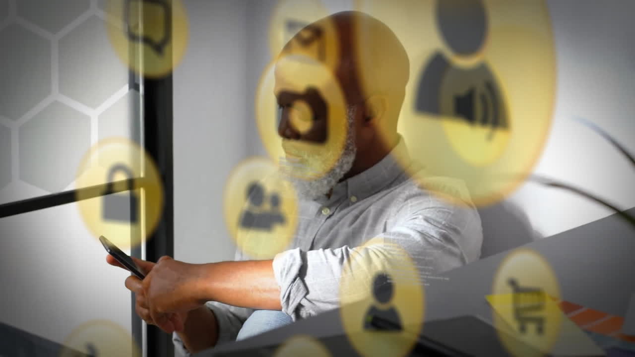 animación de iconos, lenguaje informático sobre hombre afroamericano desplazándose en el teléfono inteligente