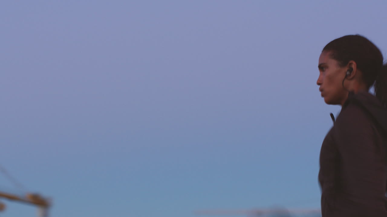 женщина, бегущая на открытом воздухе в городе при восходе или заходе солнца