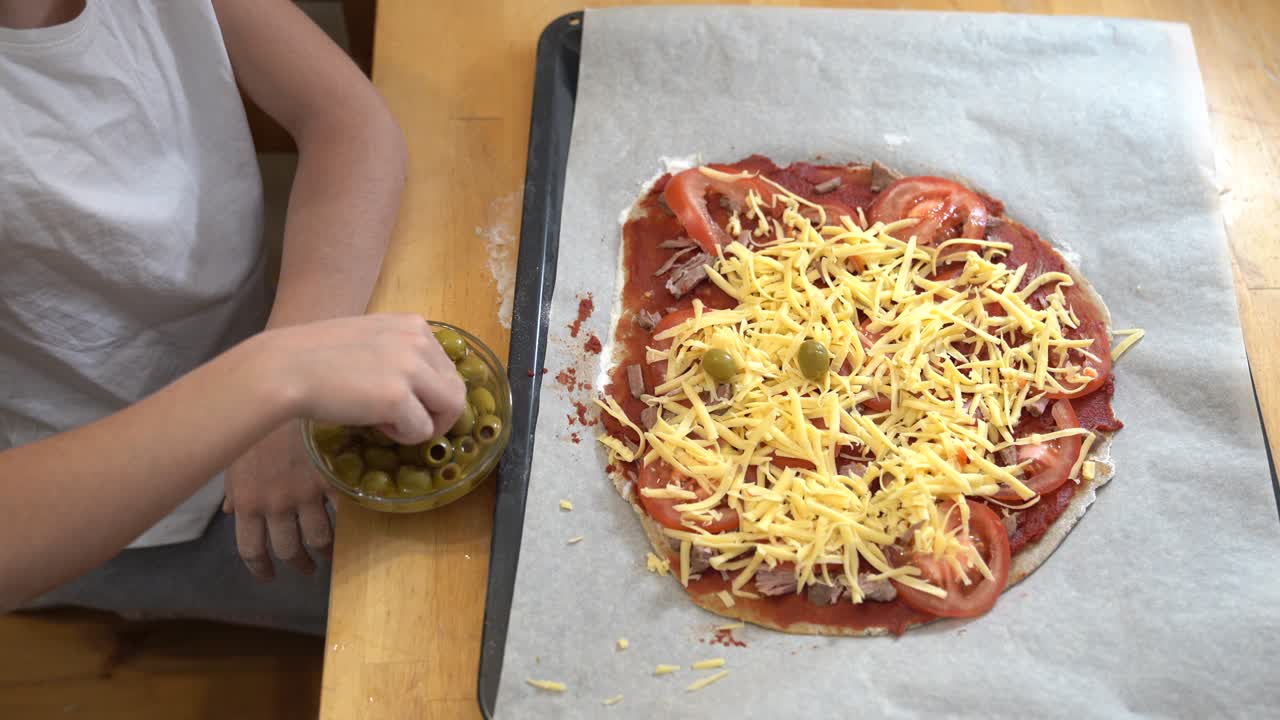 牛肉を使ったヘルシーなグルテンフリーピザを料理する少女。一緒にクッキング