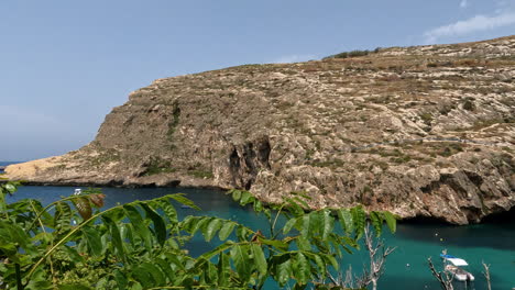 majestuosa vista desde un avión no tripulado de la bahía de xlendi, una pintoresca playa en gozo, malta, rodeada de altos acantilados, magníficas vistas y aguas azules cristalinas