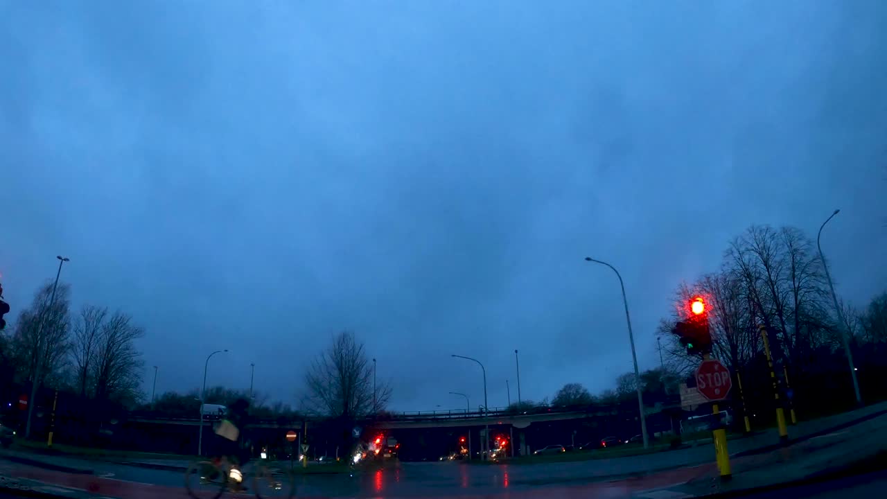 루벤의 비오는 도심에서 차를 운전하는 운전자