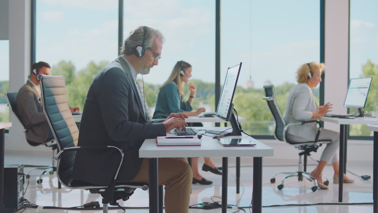 현대적인 사무실에서 일하는 고객 서비스 팀.