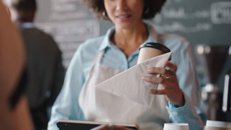 Schöne-Barista-Frau-Bedient-Den-Kunden-Mit-Einer-Smartwatch-Und-Macht-Kontaktloses-Bezahlen,-Indem-Er-Kaffee-Kauft-Und-Im-Café-Geld-Ausgibt