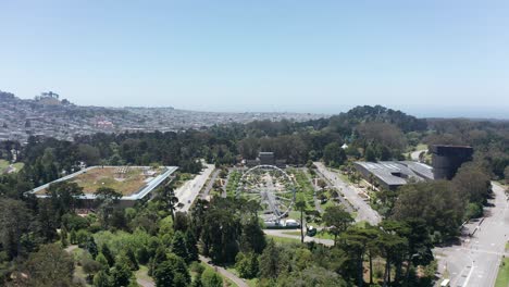 amplia toma aérea descendente del concurso de música en el parque golden gate, san francisco