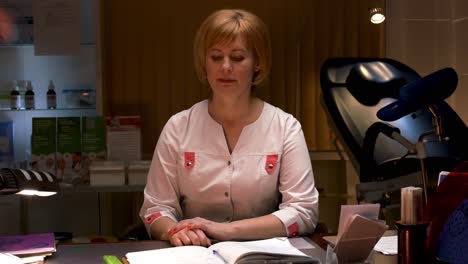 mujer médico en una clínica