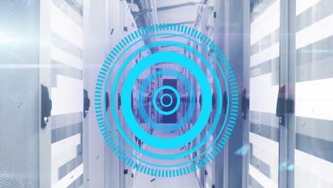 animación de escáner redondo de neón, partículas negras y rastros de luz contra la sala del servidor de computadora