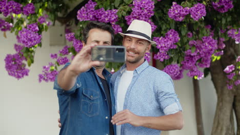 hombres homosexuales haciendo selfie en el parque de verano