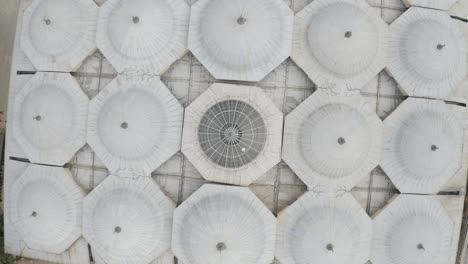 la gran mezquita de bursa o ulu cami es una mezquita en bursa, turquía. construida en el siglo xiv.