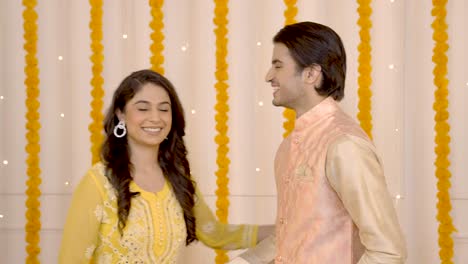 pareja india deseando feliz diwali el uno al otro