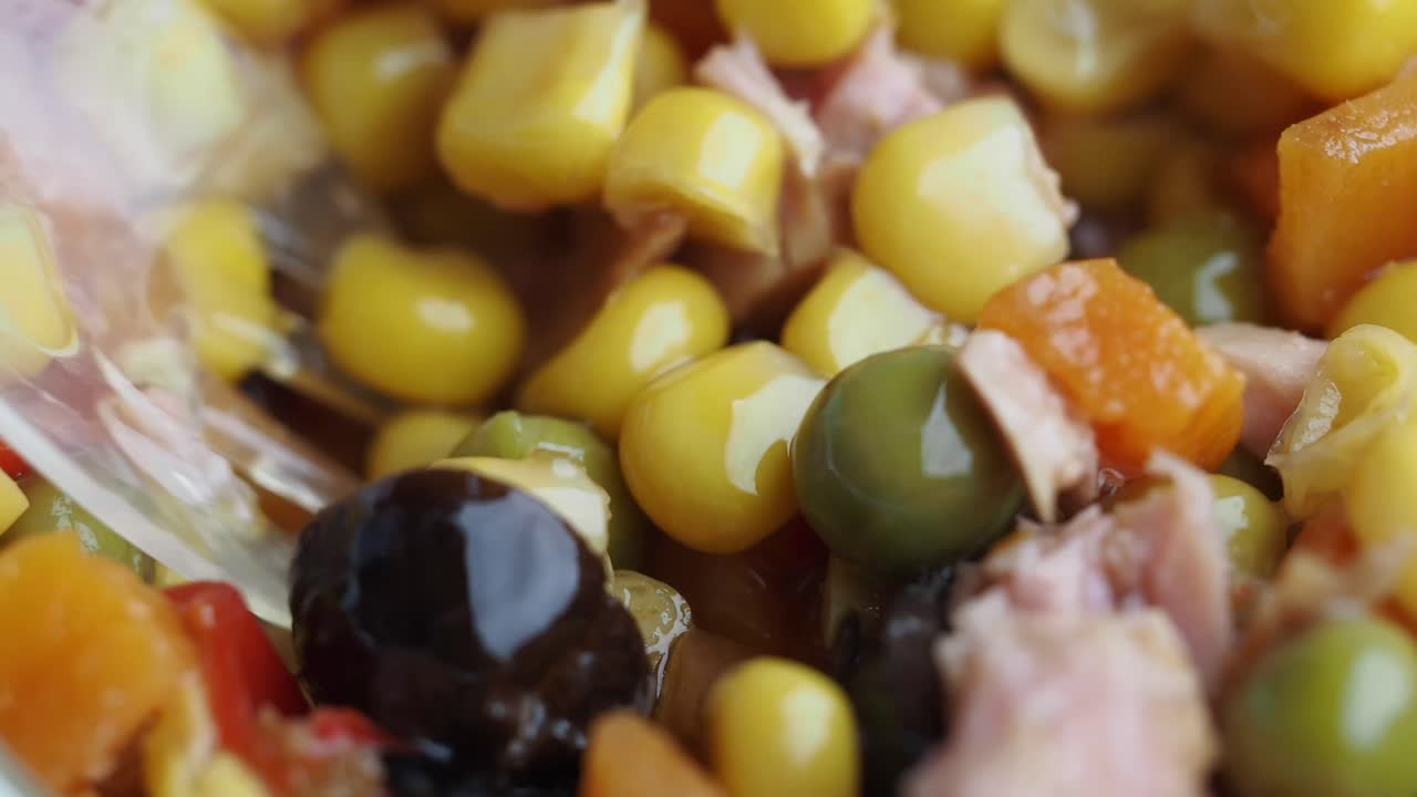 ensalada mixta de verduras con atún