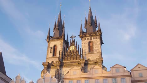 torres de la iglesia de nuestra señora antes de tyn con fondo de cielo azul, praga