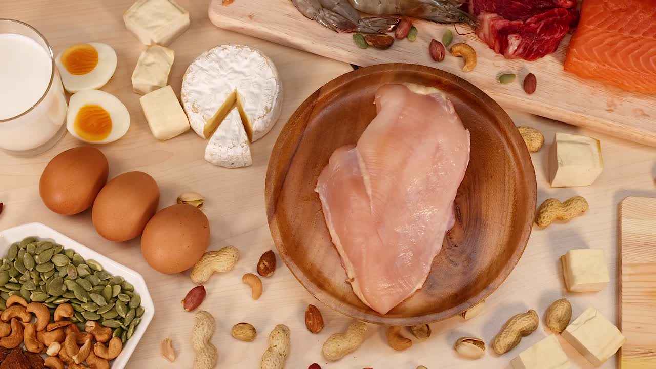 variedad de fuentes de proteínas dispuestas en una mesa