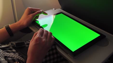 trabajando con computadora portátil tableta en aviones, pantalla verde y llave de croma.