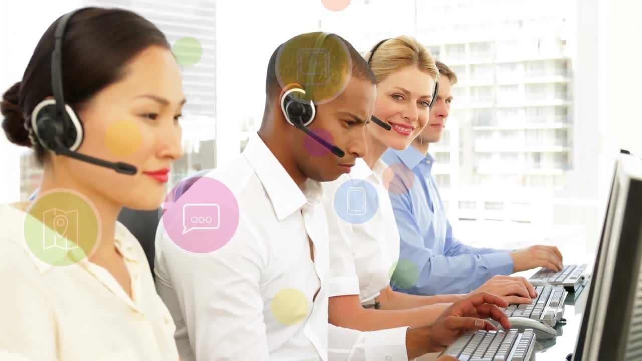 전화 헤드 ⁇ 을 착용 한 사업가 들 위 에 아이콘 을 가진 연결 네트워크 의 애니메이션