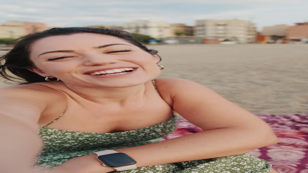 Mujer tomando un selfie en la playa