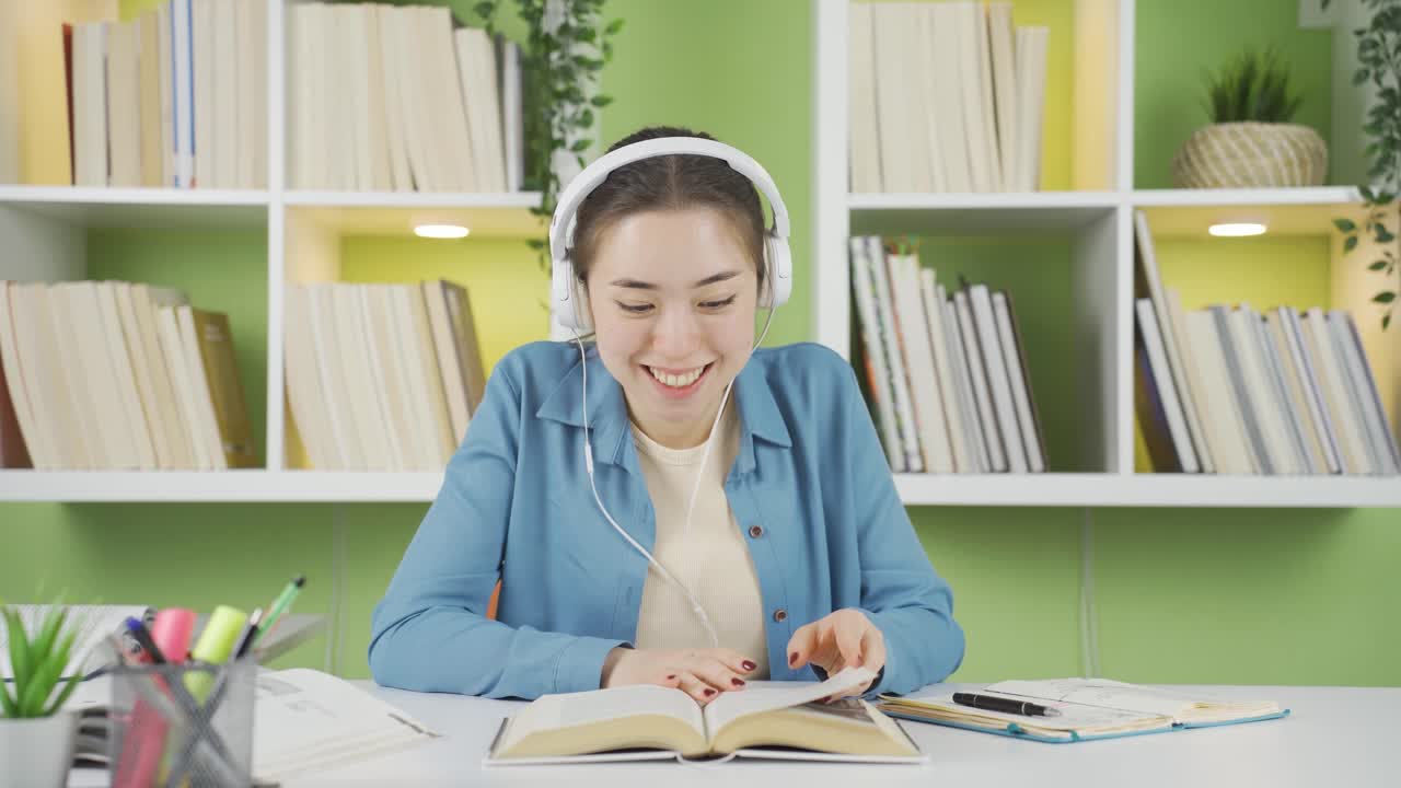 집에서 공부하는 아시아 십대 소녀는 성공적입니다.