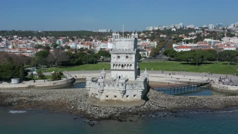 포르투갈어 토레 데 벨렘(torre de belem)에 있는 벨렘 타워(belem tower) 또는 성 빈센트 타워(tower of saint vincent)는 리스본 포르투갈 4k 시의 산타마리아 데 벨렘(santa maria de belem) 시민 교구에 위치한 요새화된 타워입니다.