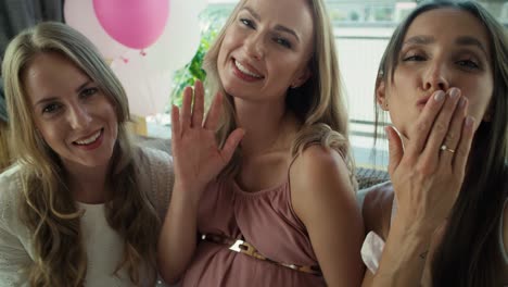 Gruppe-Von-Frauen,-Die-Per-Videoanruf-Von-Der-Babyparty-Sprechen.