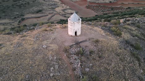 Viejo-Molino-De-Viento-Blanco-En-La-Cima-De-La-Colina