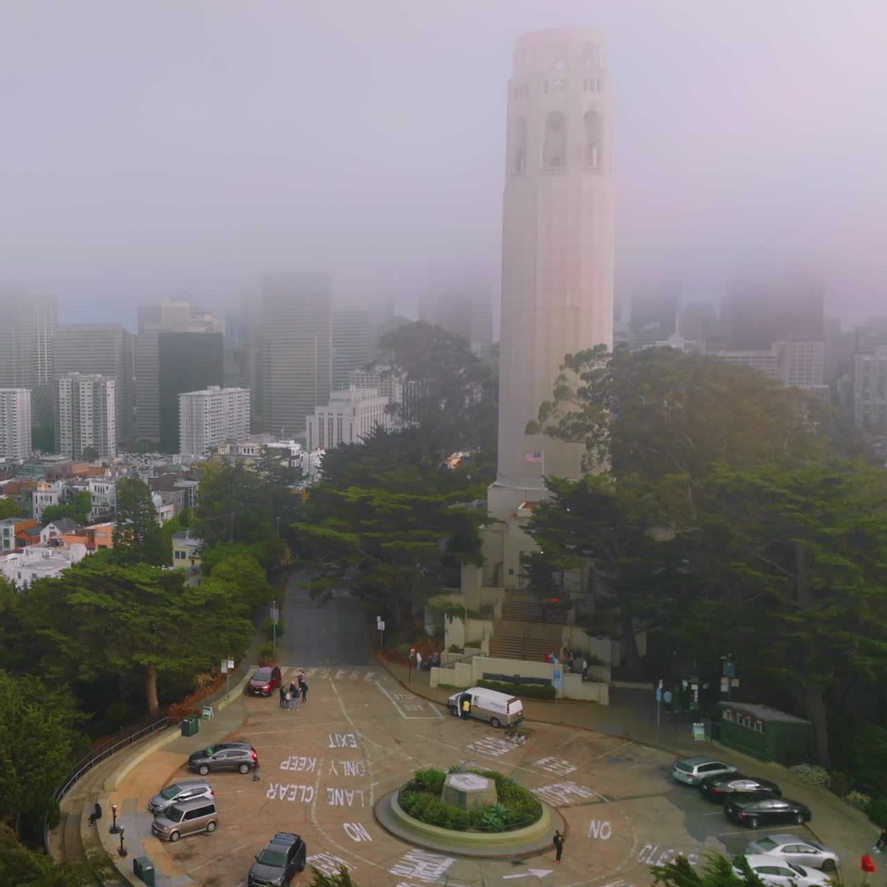 Architettura contemporanea e raffinata del lungomare di San Francisco. Splendide case e grattacieli con le cime avvolte in una fitta nebbia. Ponte sullo sfondo
