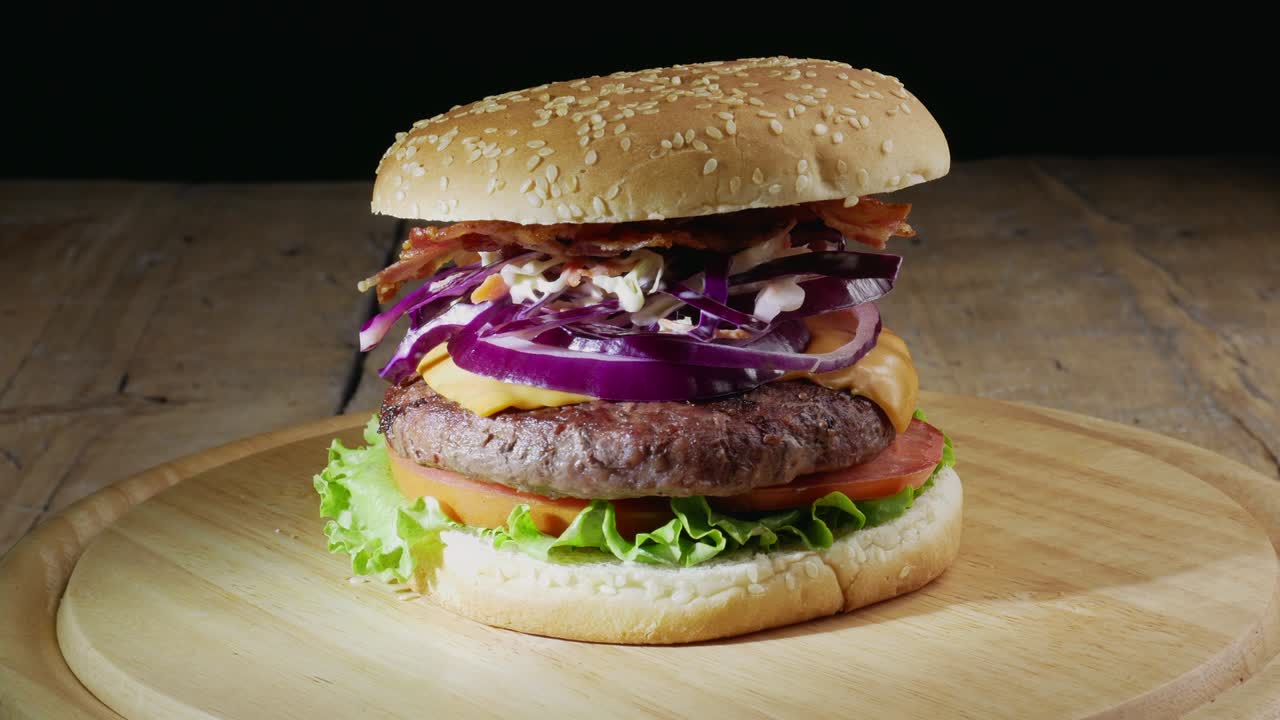 hamburguesa completa en una placa giratoria