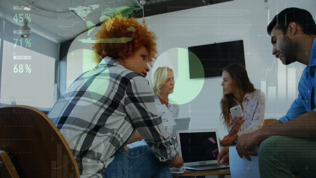 animación del procesamiento de datos estadísticos contra dos hombres diferentes discutiendo en la oficina