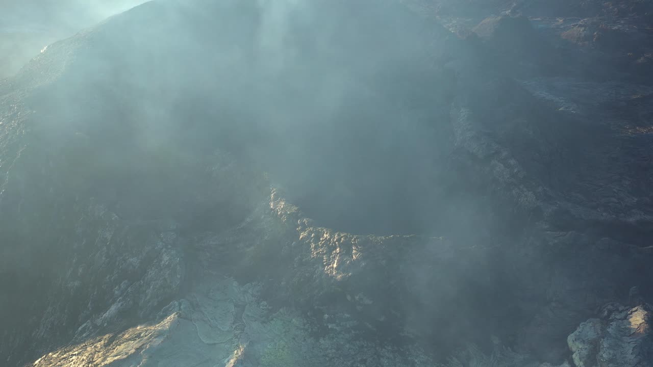 cráter volcánico visto desde el aire
